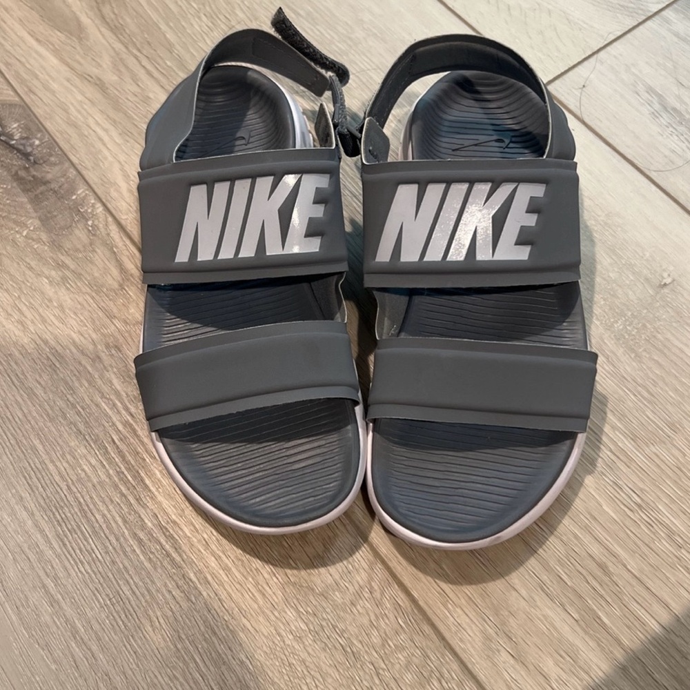 Nike Tanjun Women’s Gray Sandals